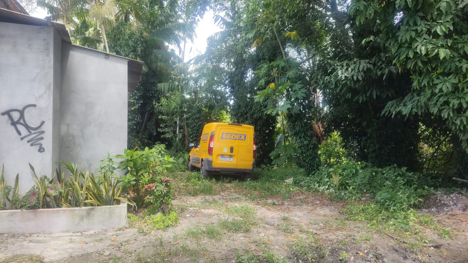Criminosos agridem funcionário dos Correios e roubam 50 encomendas em Manaus
