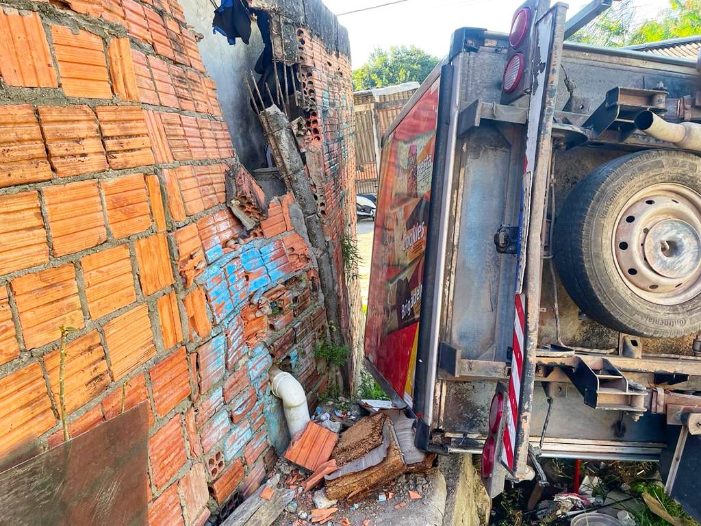 Motorista pula de caminhão após falha em freios e veículo atinge casa em Manaus