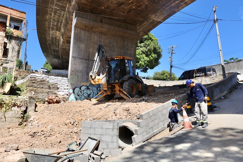 Obras para conter erosão embaixo de viaduto entram em fase final em Manaus