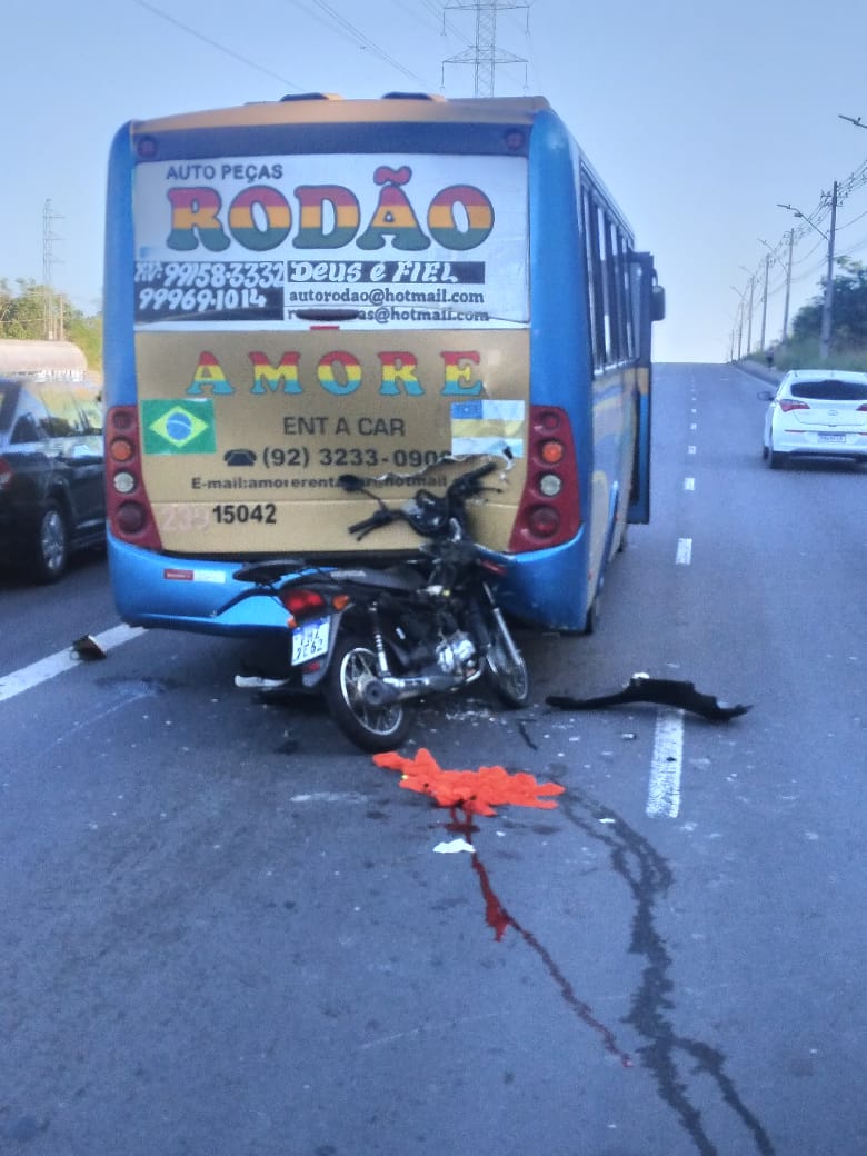 Acidente: Motociclista bate violentamente contra ônibus e fica ferido em Manaus