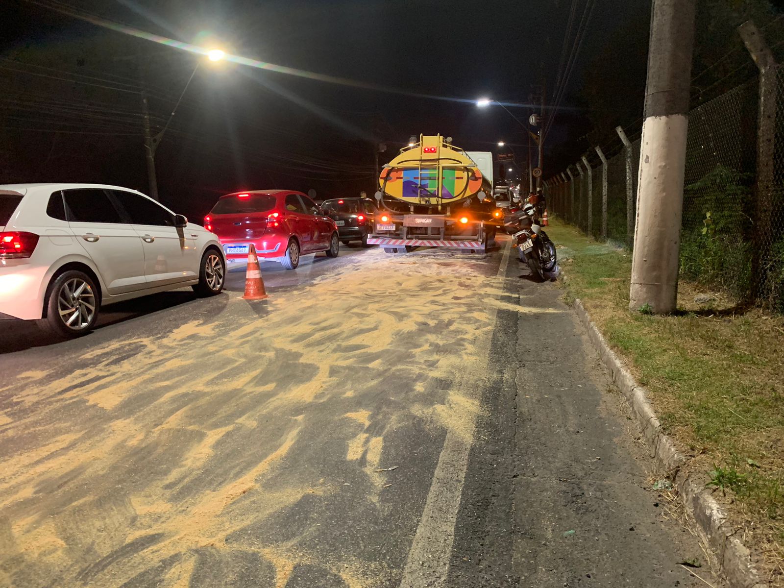 Motociclista morre esmagado por caminhão após derrapar em pista suja de óleo em Manaus