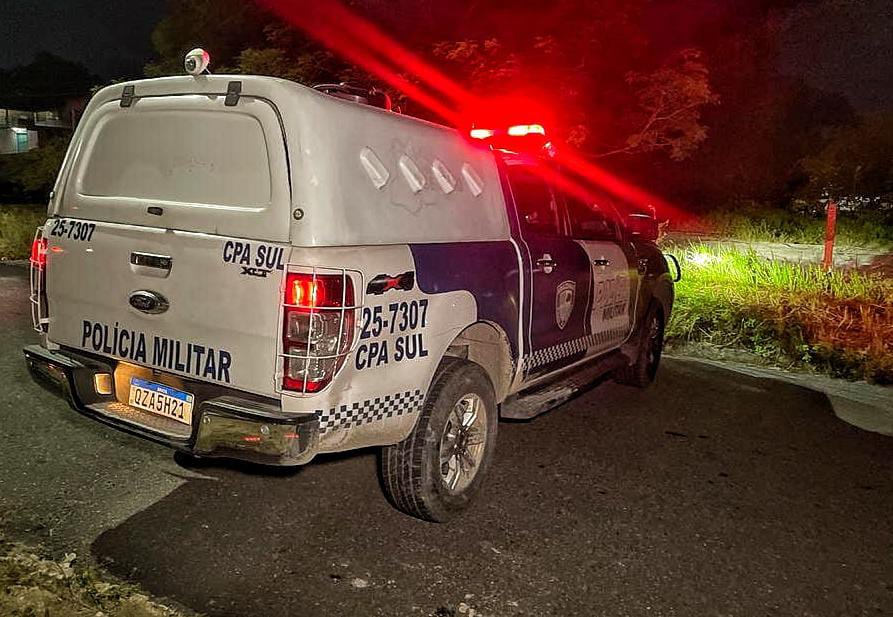 Animal arrasta braço humano para rua e leva polícia a achar corpo esquartejado em Manaus