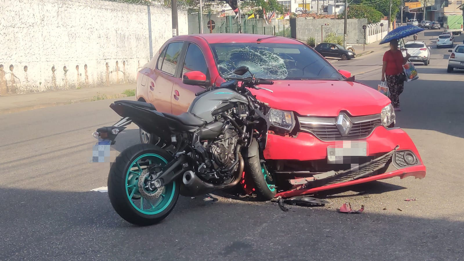 Moto fica encaixada em carro durante acidente com 2 feridos em  avenida de Manaus
