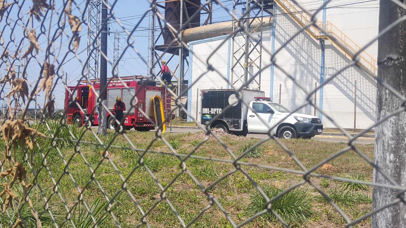 Sem pés, mulher é achada queimada dentro de camburão em Manaus