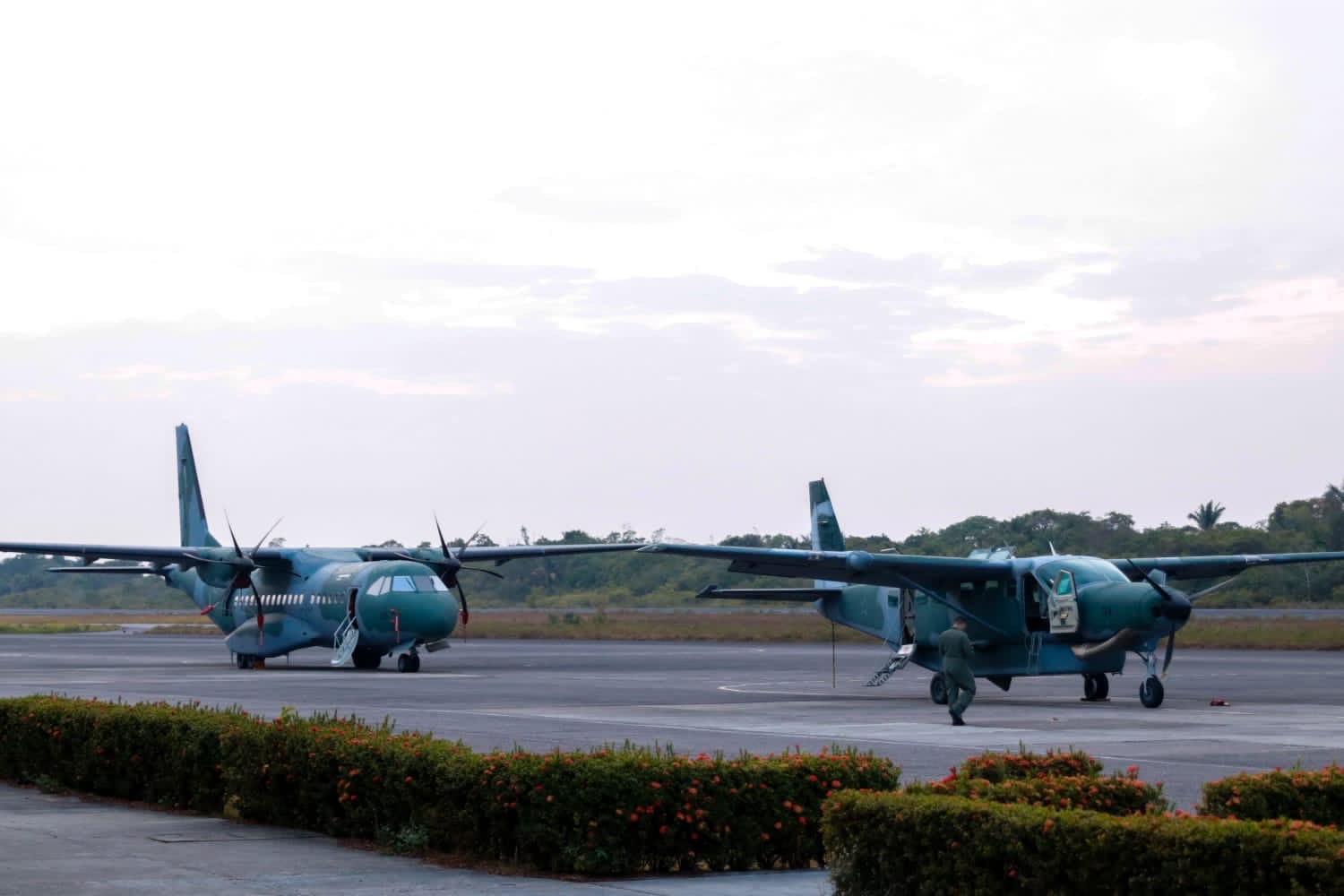 Aviões da FAB buscam corpos de turistas mortos em acidente aéreo em Barcelos, no Amazonas