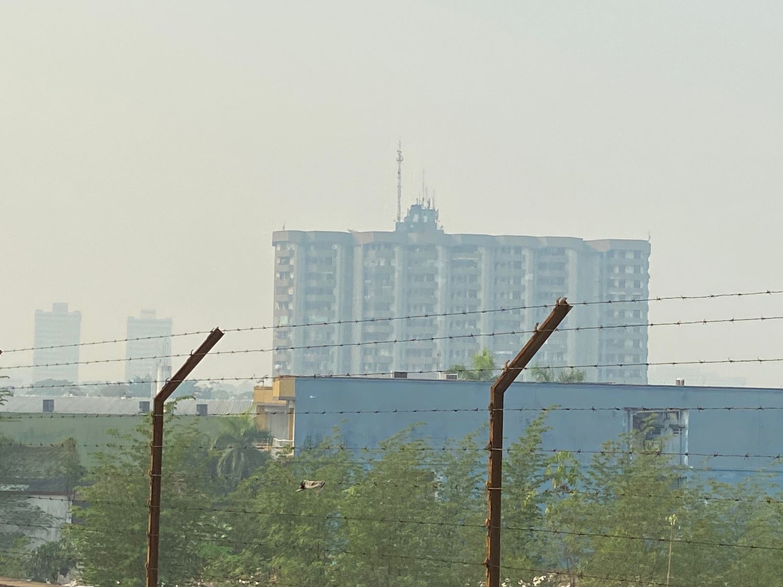 Falta de ar e olhos ardendo, manauaras sofrem com fumaça: 'beira o insuportável'