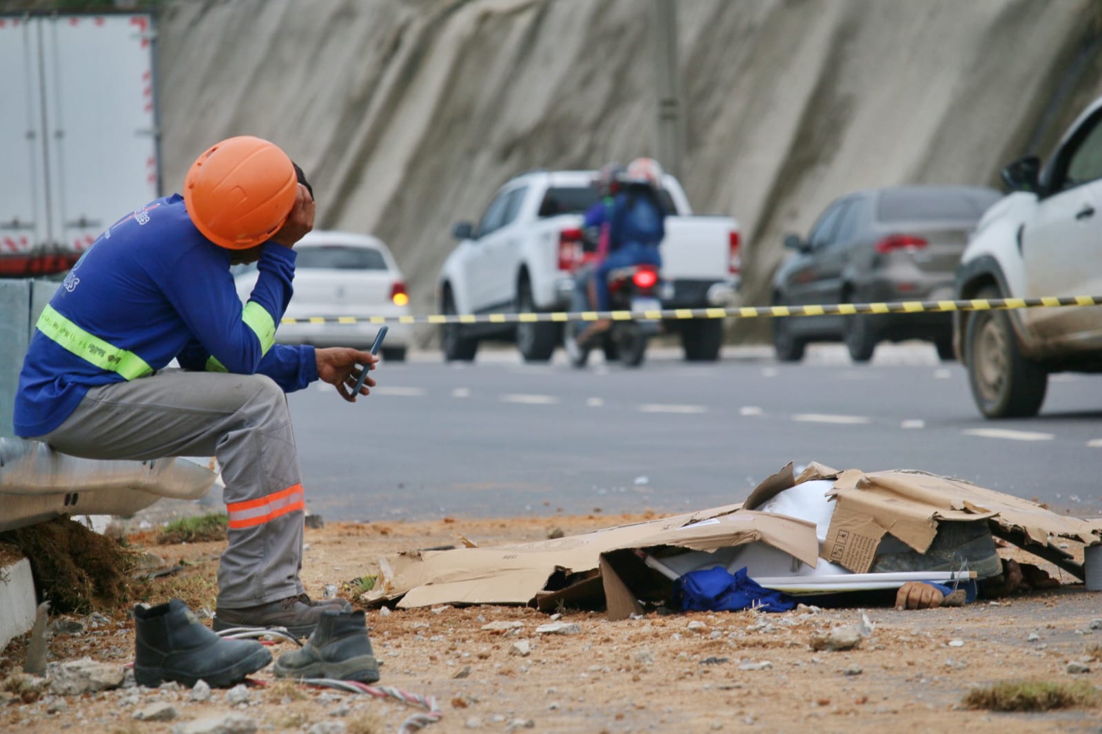 Caminhão esmaga funcionário e arranca outro do alto de poste em acidente em Manaus
