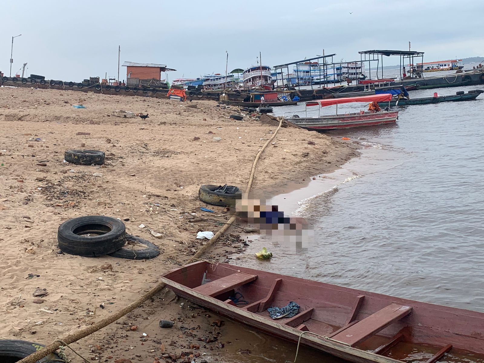 Com rosto devorado por peixes, homem é achado boiando em rio no porto da Manaus Moderna