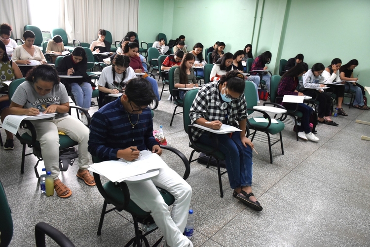 Aplicação de provas do vestibular da UEA encerra com mais de 30 mil inscritos