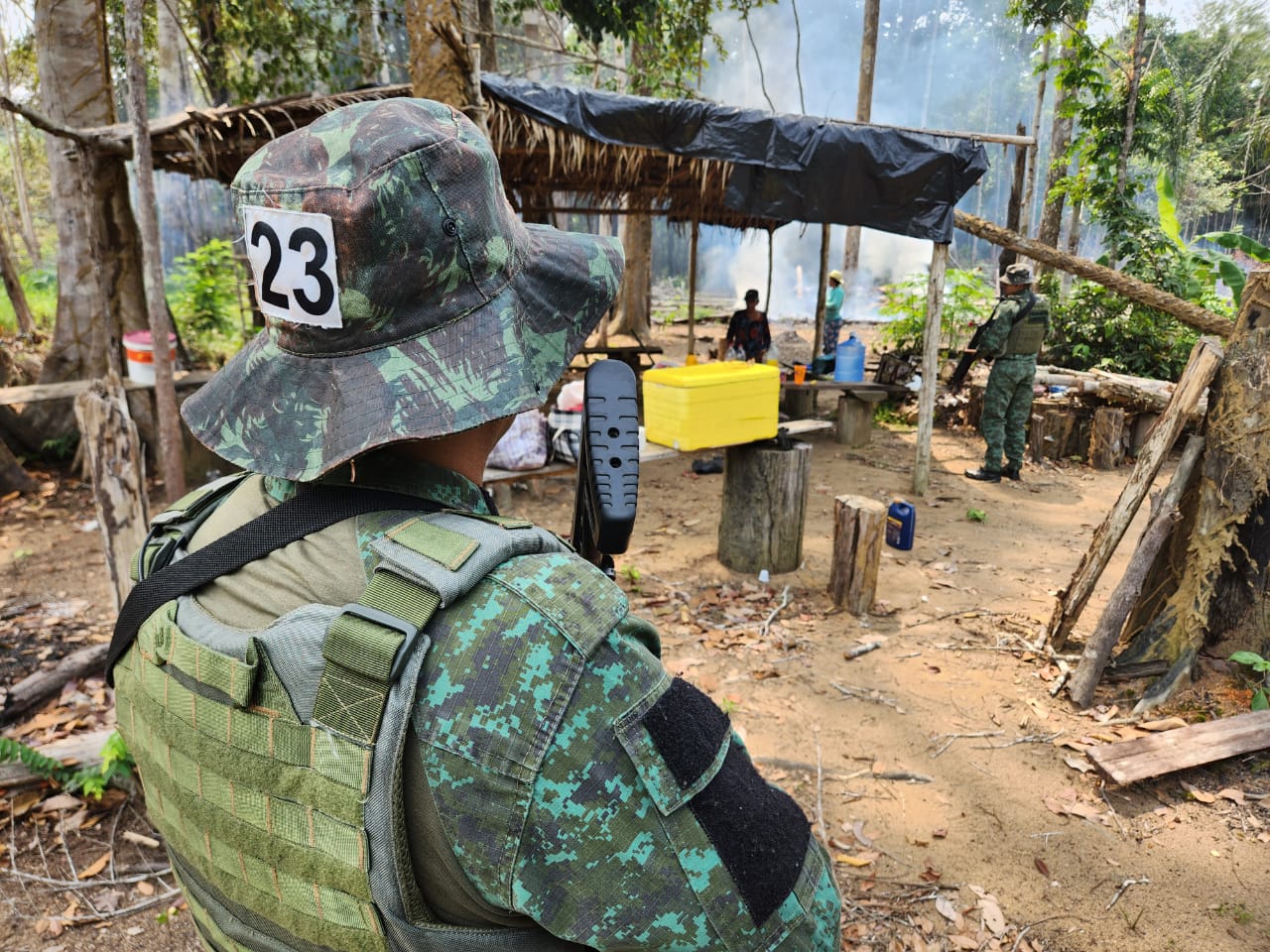 Homem é preso após ser flagrado fazendo queimada no Amazonas