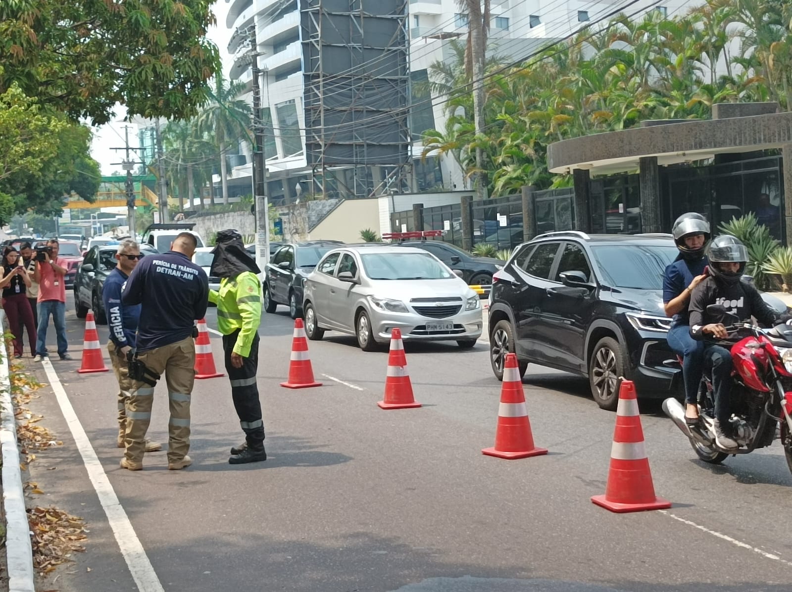 Homem morre ao tropeçar em avenida e ser atropelado por carro em Manaus