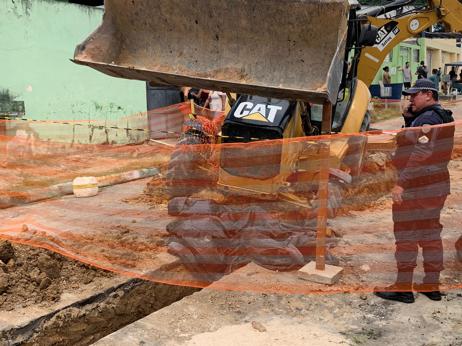 Bombeiro hidráulico tem cabeça esmagada por retroescavadeira durante serviço em Manaus