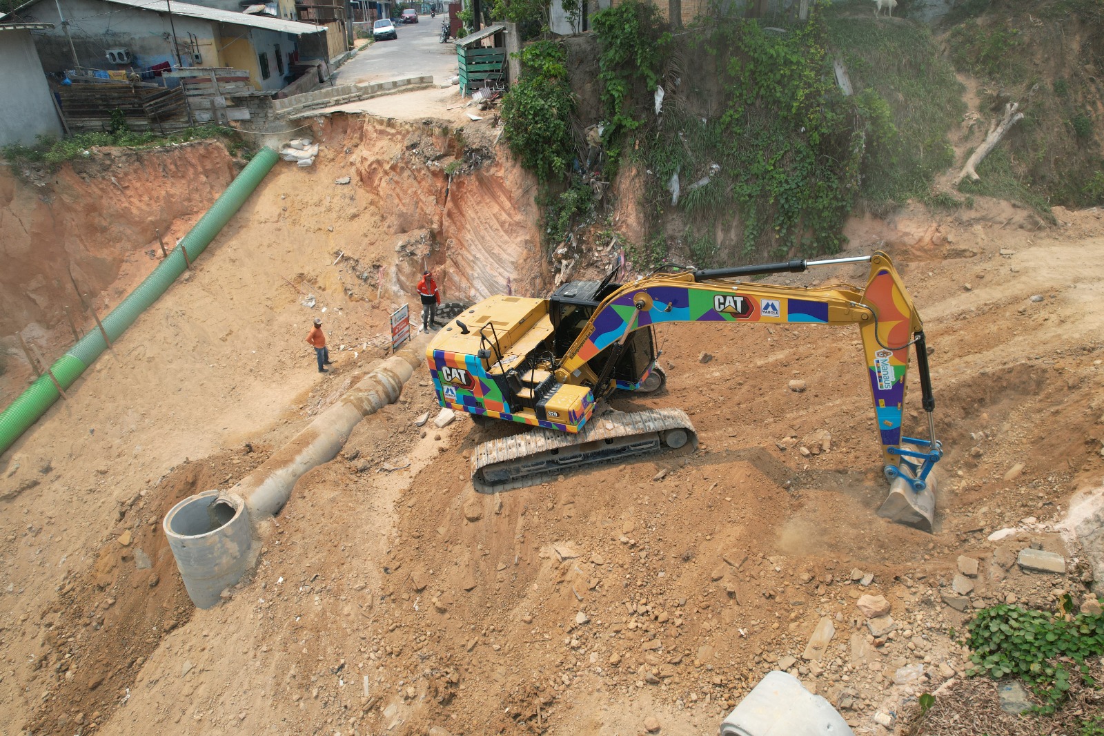 Rede de drenagem é construída para conter erosão devido à seca em Manaus