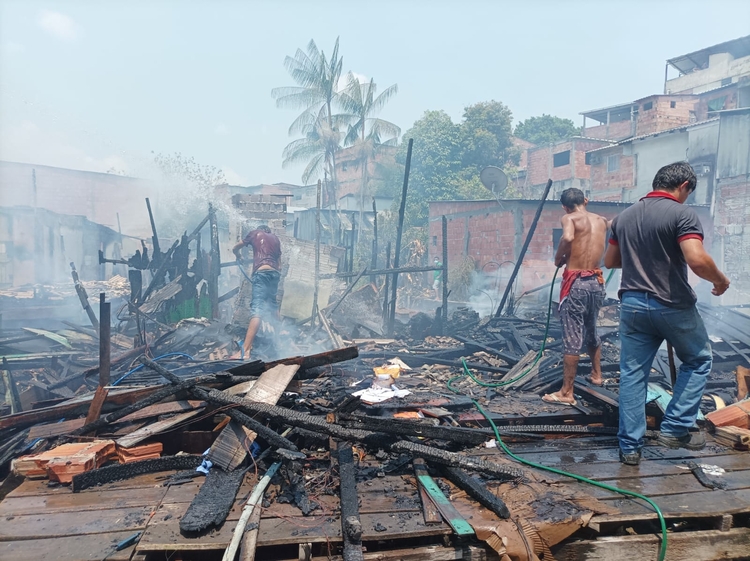 Seis casas têm perda total após incêndio em Manaus