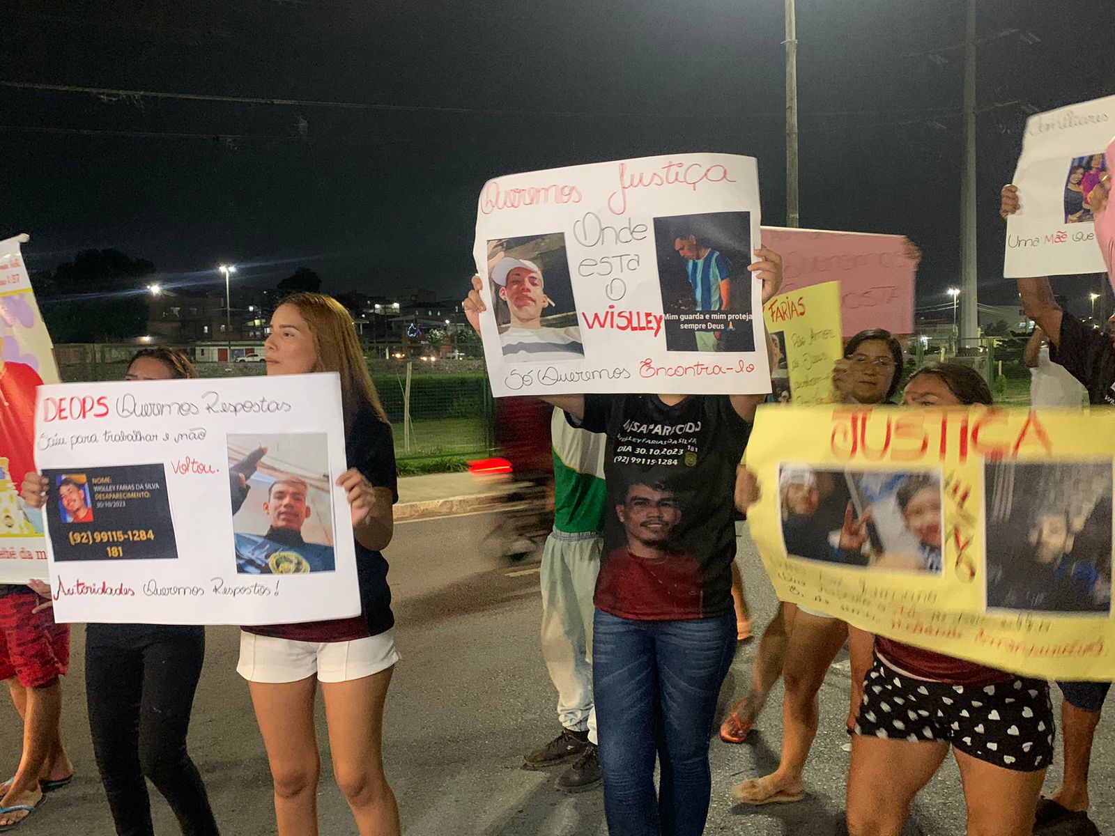 Família faz apelo em manifestação para encontrar motociclista de app desaparecido em Manaus