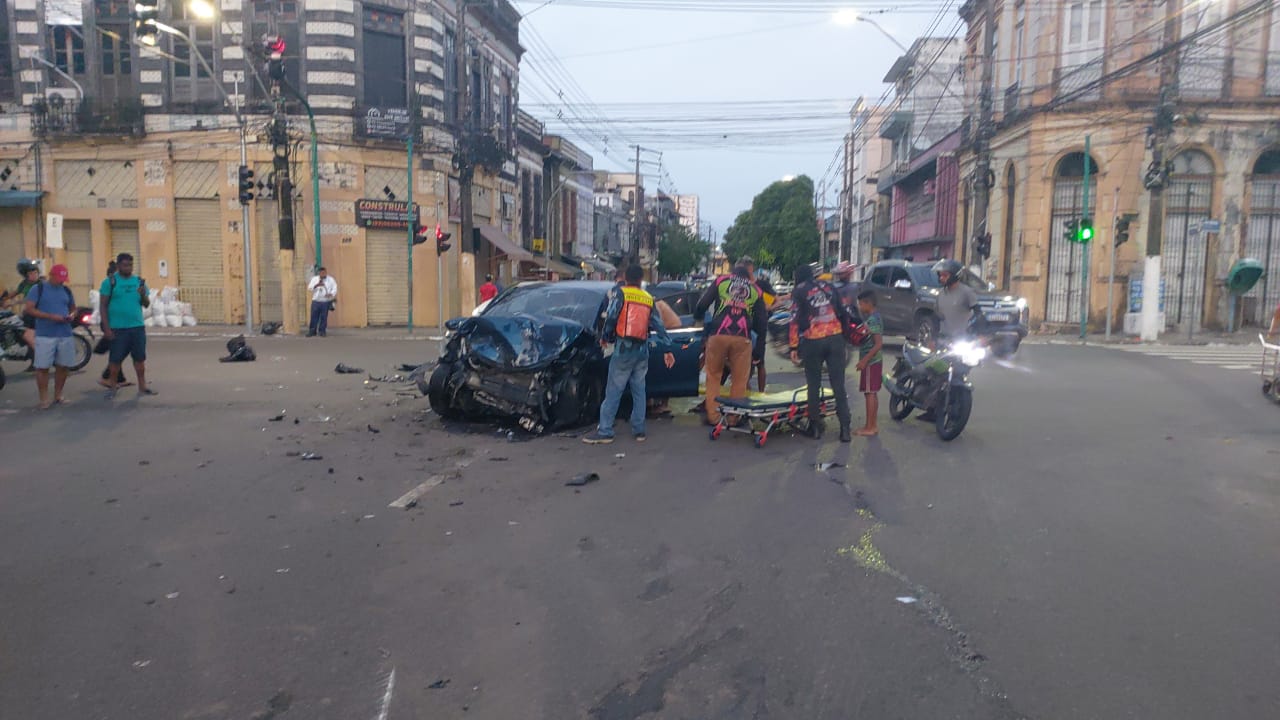 Carro se despedaça ao colidir com ônibus e três pessoas ficam feridas em Manaus