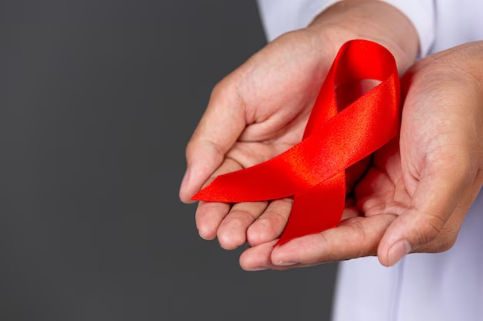 Dezembro Vermelho: saiba cuidados que quem vive com HIV/Aids deve ter com a saúde