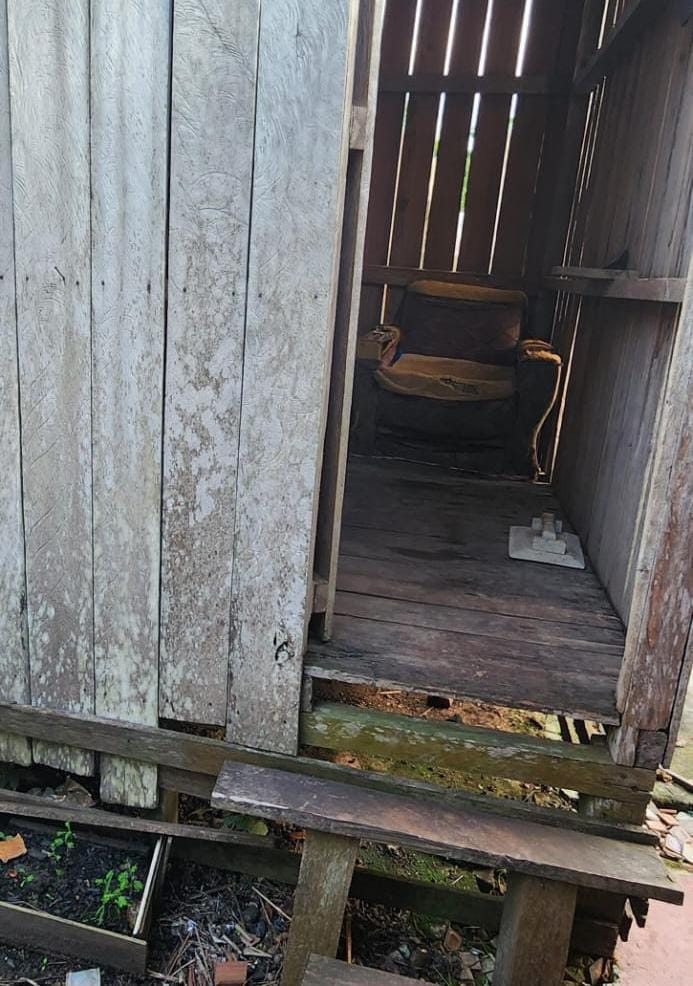 Em véspera de Natal, pai e madrasta são presos por manter criança trancada em casa de cachorro no Amazonas