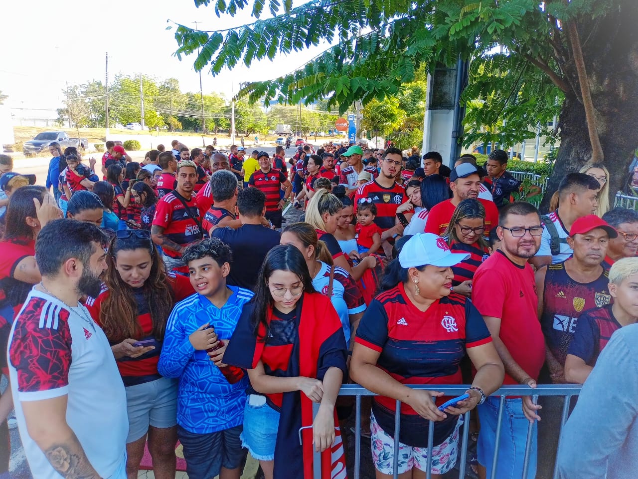 Torcedores lotam hotel à espera do Flamengo em Manaus