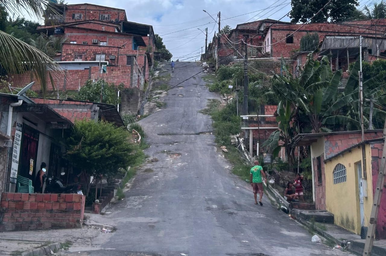 Jovem é baleado ao chamar homem de 'corno' durante briga por picareta