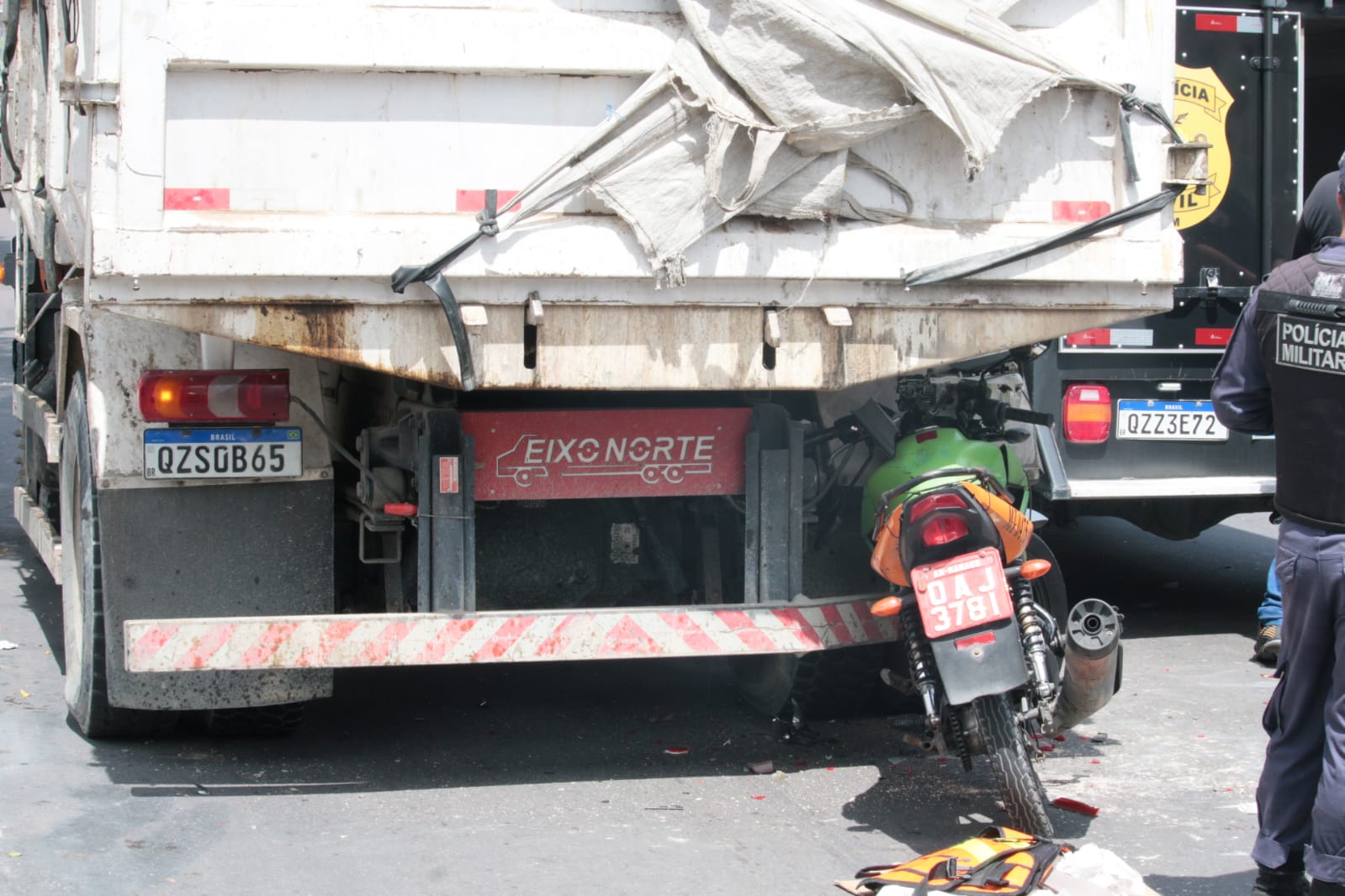 Mototaxista morre e passageira fica ferida em acidente com caçamba em Manaus