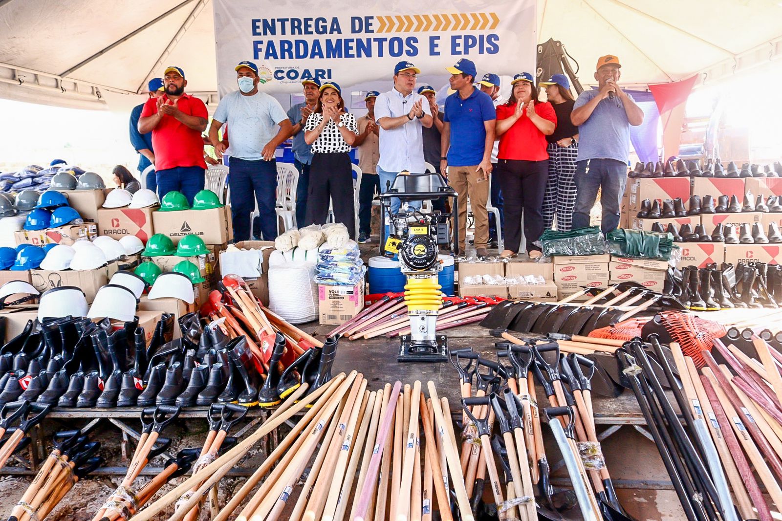 Keitton Pinheiro entrega EPIs e anuncia Centro de Convivência em Coari