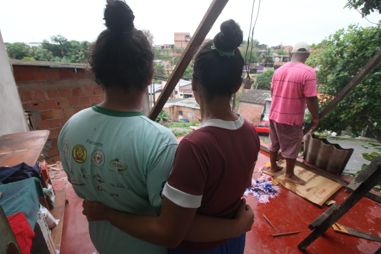Parte de casa desaba durante chuva em Manaus: 'pensei que era o vento me levando'