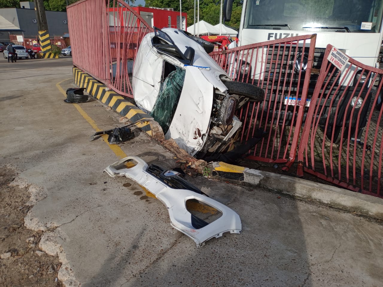 Motorista de app fica ferido após acidente na Cosme Ferreira