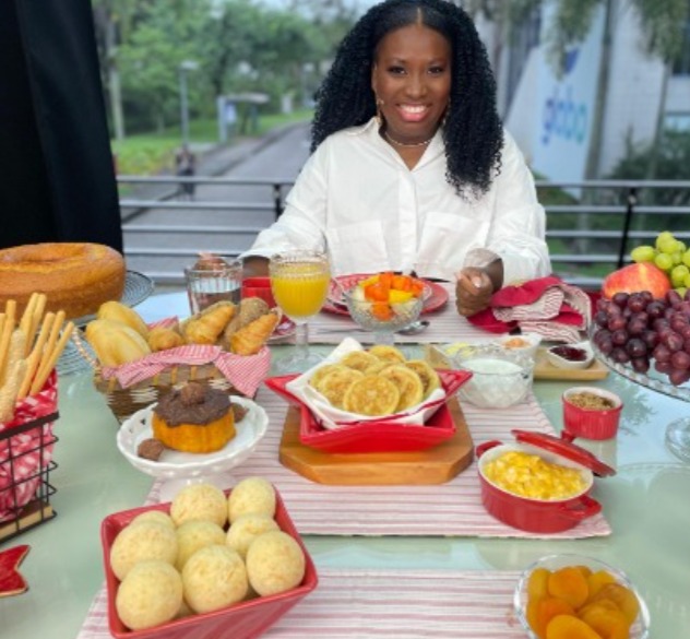 Leidy aproveita café da manhã com Ana Maria e web reage: 'não para de mastigar'