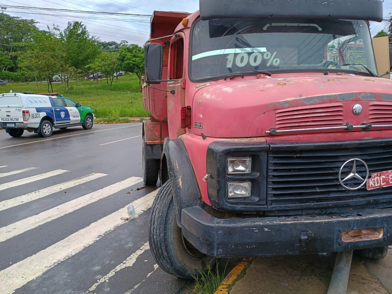 Caçamba rodopia na pista e atropela mulher na faixa de pedestre na Avenida das Torres