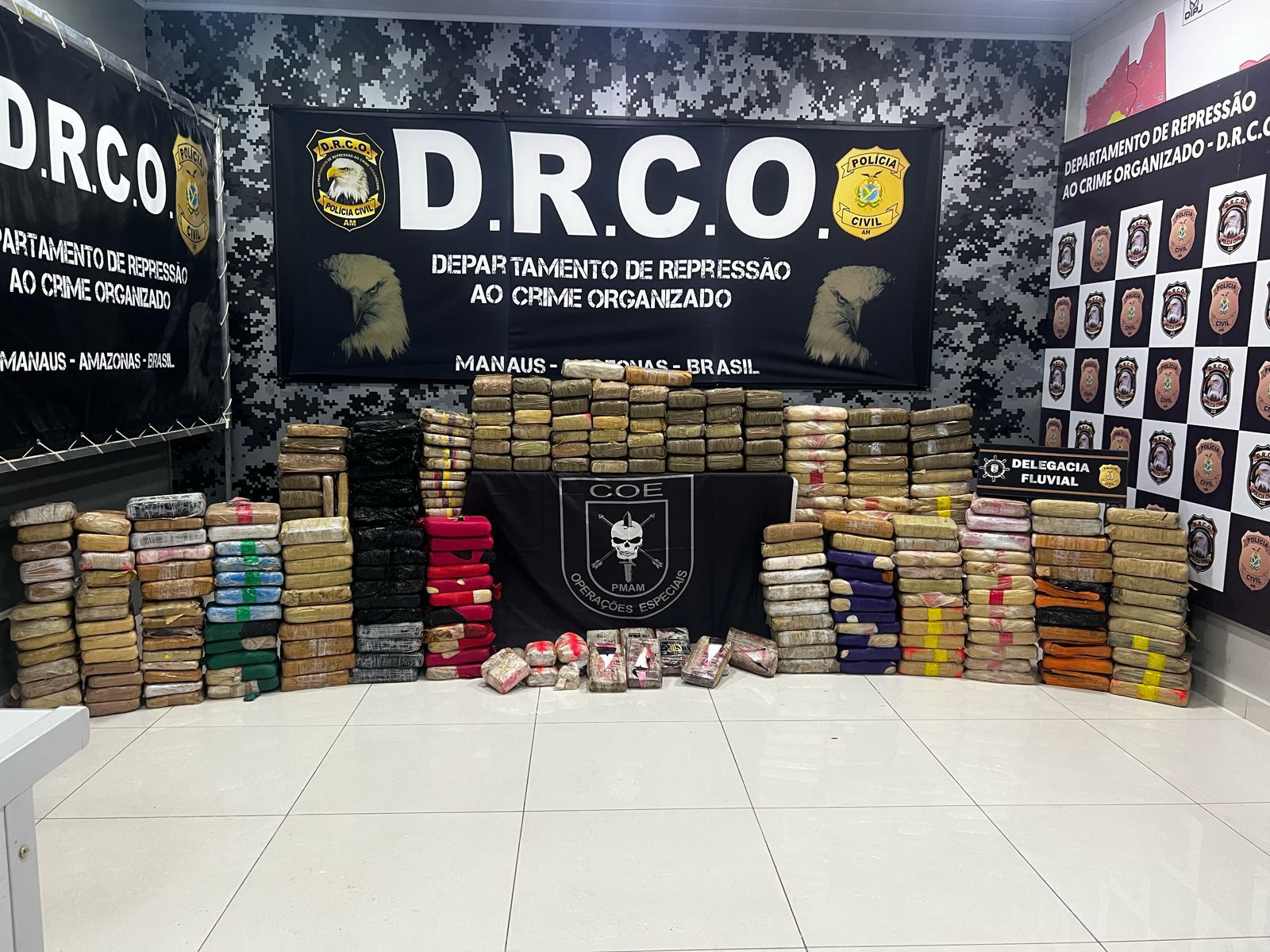 Após prisões de colombianos, polícia procura mais 500 kg de drogas em Manaus