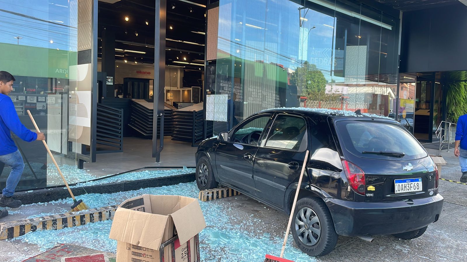 Carro desgovernado invade loja no Dom Pedro; veículo foi abandonado no local