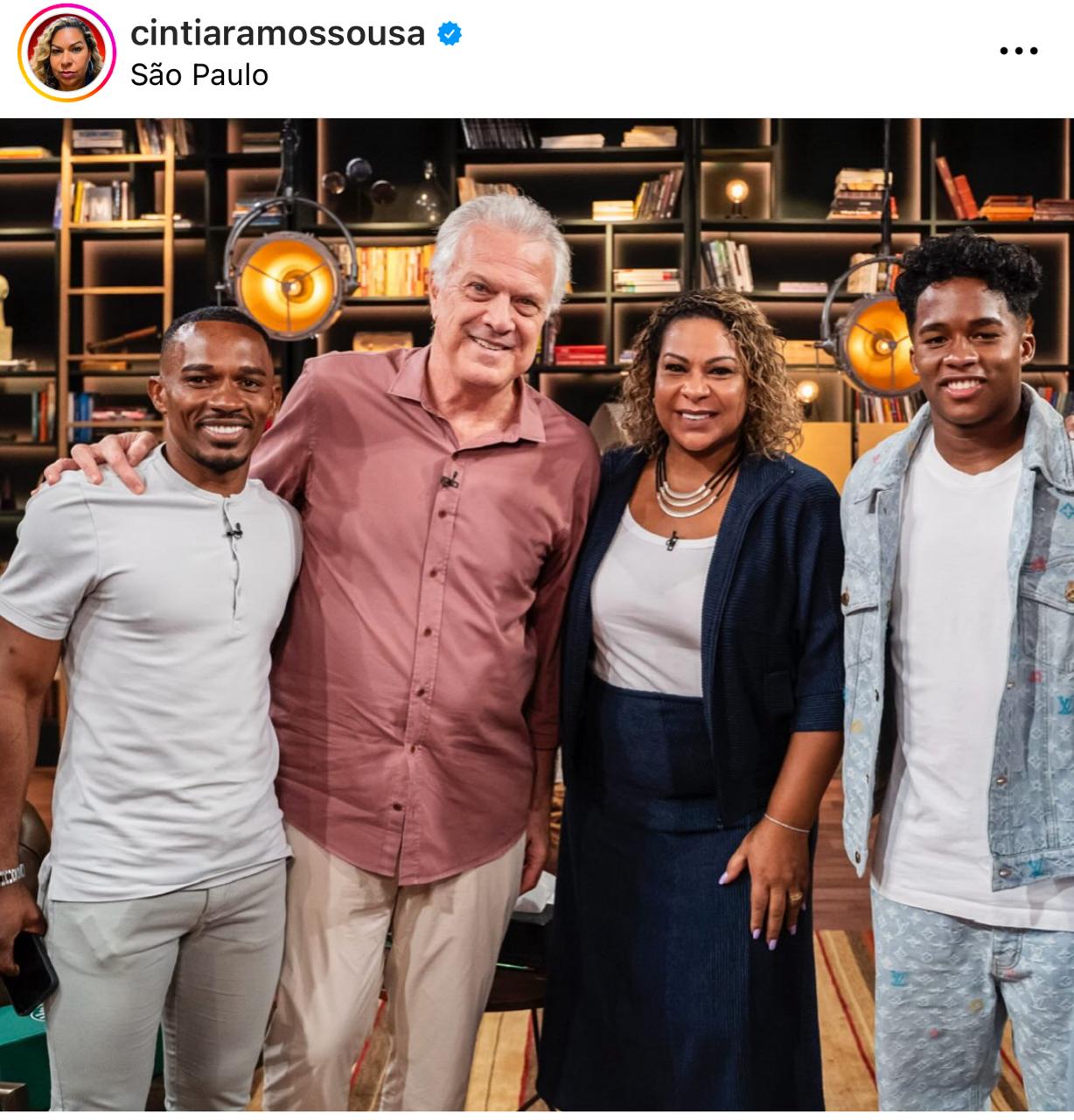 Mãe de Endrick corta namorada do jogador de foto após polêmica sobre casamento