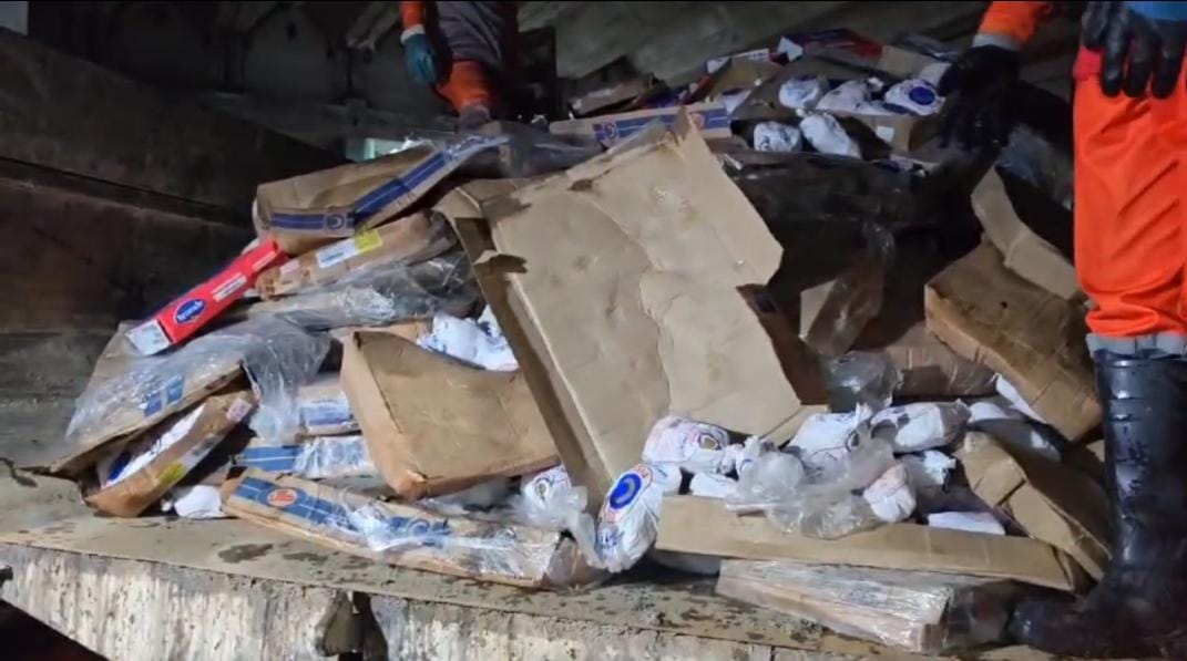 Venezuelanos forçados a adulterar toneladas de alimentos vencidos são resgatados em Manaus