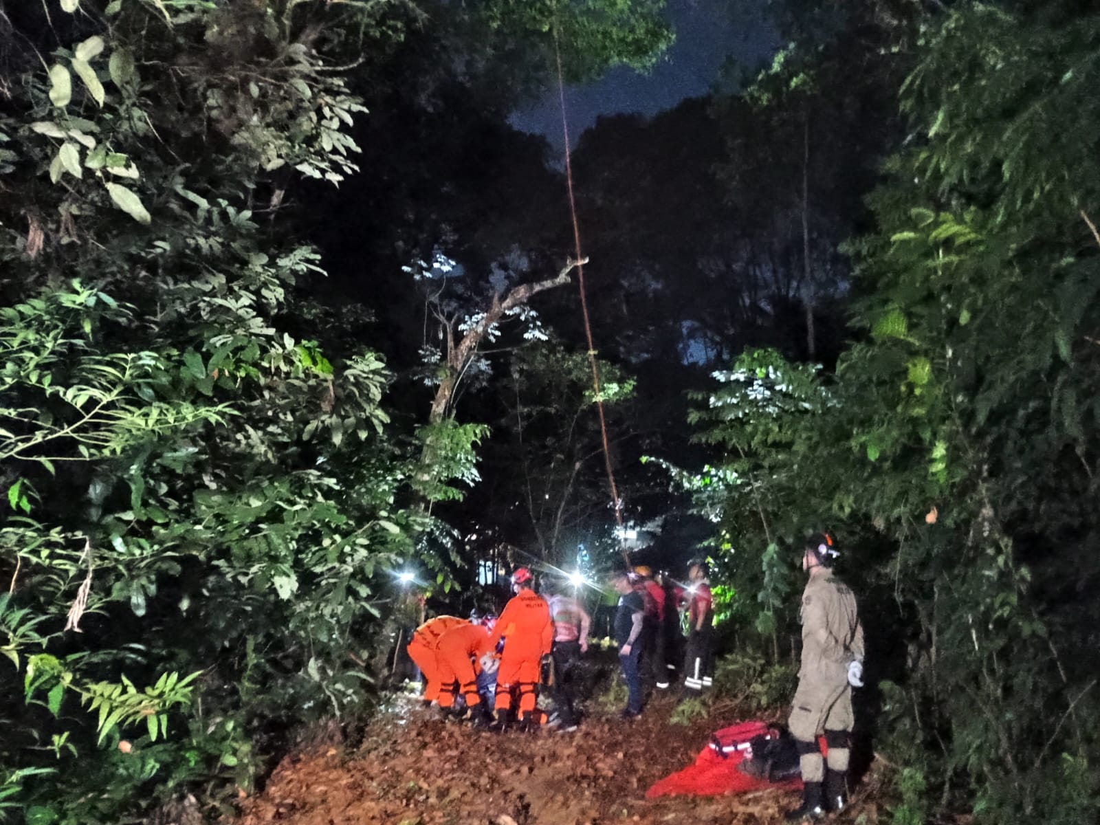 Paraquedista é resgatado após quase três horas pendurado em árvore de Manaus