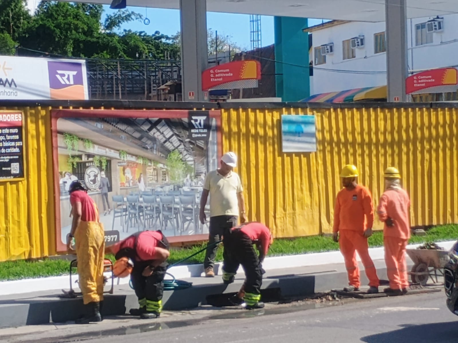 Mãe e filho ficam feridos e cachorro cai em bueiro em acidente de moto em Manaus
