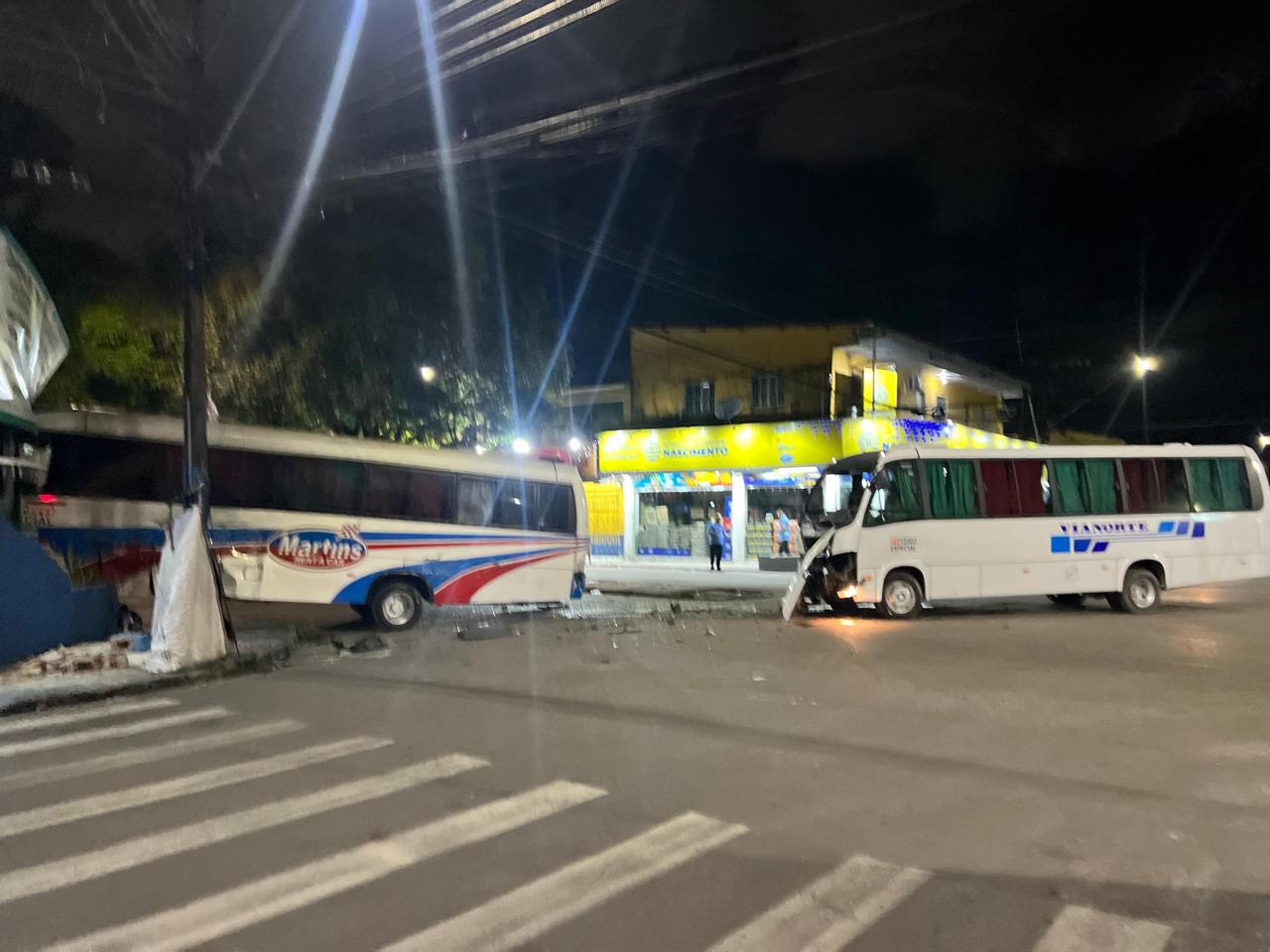 Micro-ônibus se chocam em acidente violento em cruzamento de Manaus