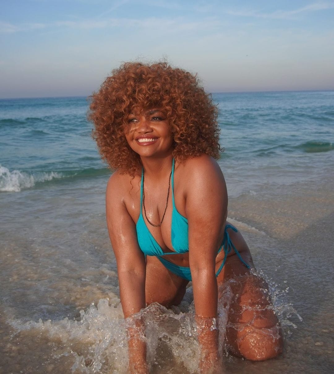 Gaby Amarantos posa de biquíni na praia após críticas sobre seu corpo; 'os haters vão pirar'