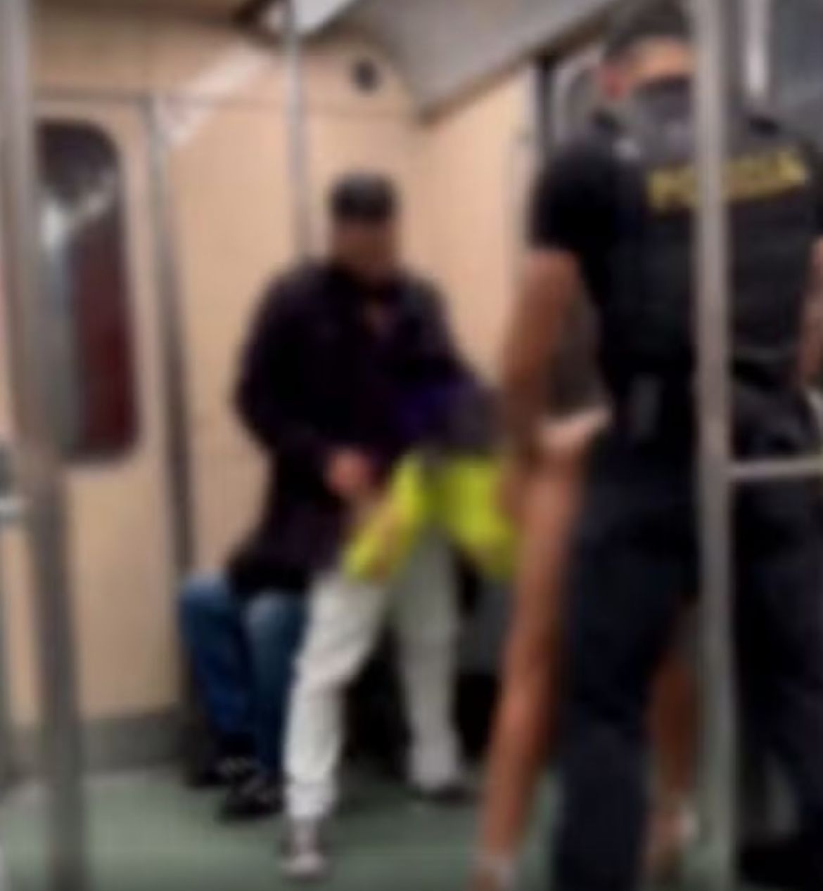Policial é afastado após gravar vídeo pornô com influencer em vagão de metrô