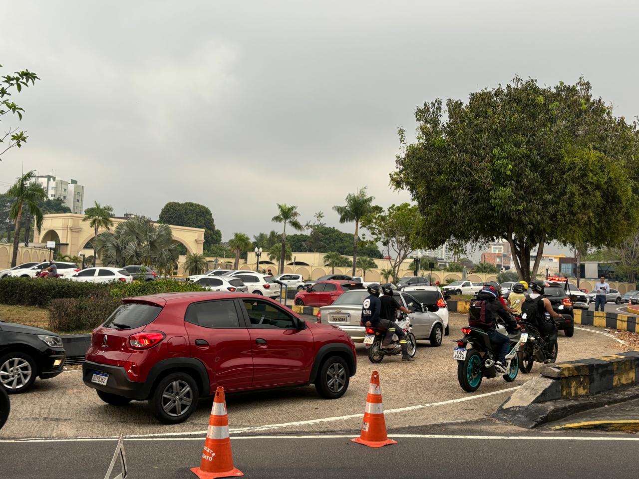 Interdição deixa trânsito caótico na Rotatória das Letras; veja rotas alternativas