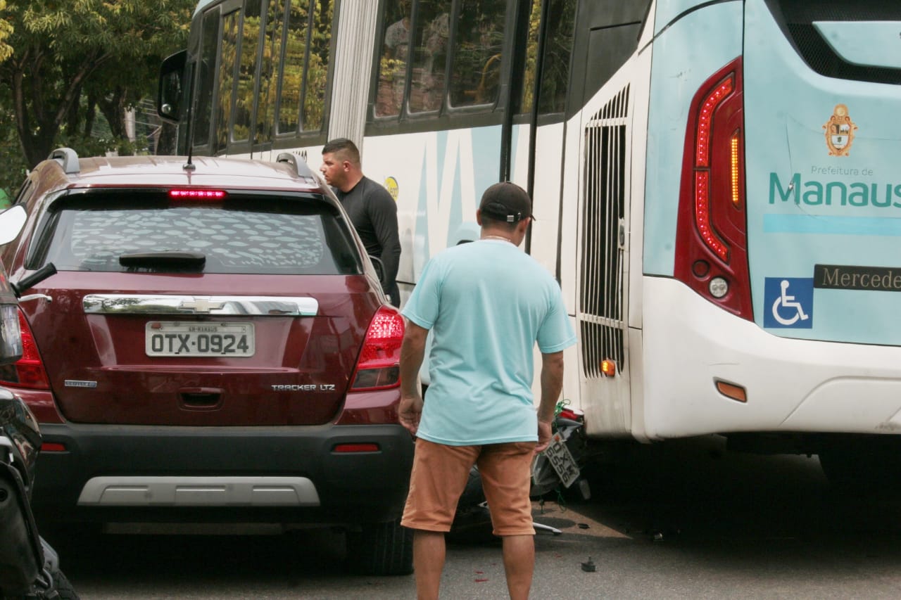 Motociclista e garupa escapam de serem esmagados por ônibus em acidente em Manaus