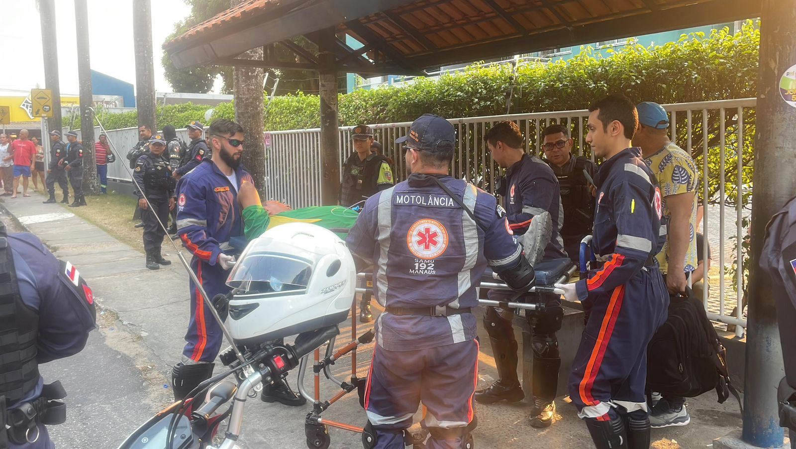 Alvo de atiradores corre para ponto de ônibus e 4 são baleados em Manaus 