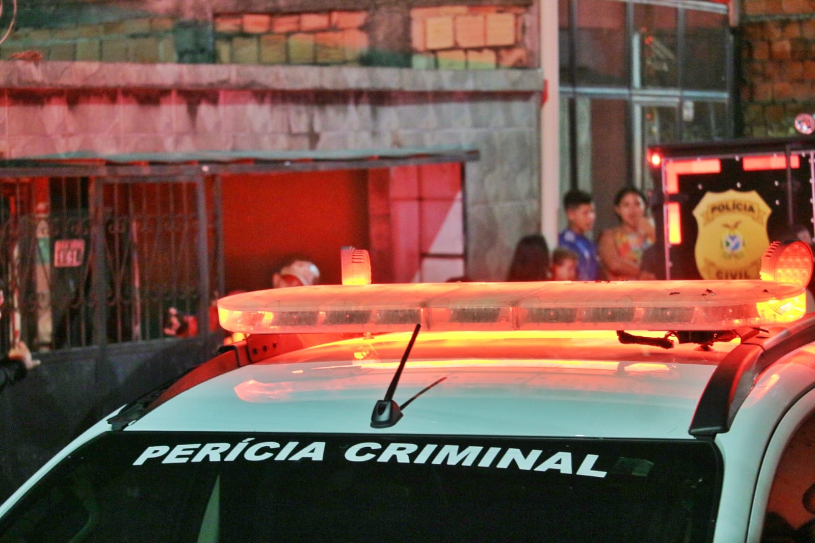 Perseguido por pistoleiros, homem invade comércio, é executado e dona é baleada em Manaus