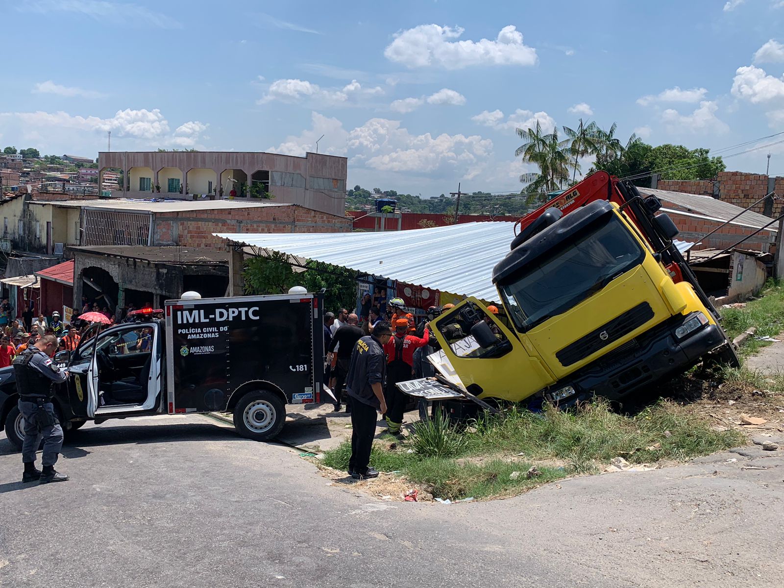 Mulher que morreu esmagada em Manaus impediu que filha fosse atingida por caminhão