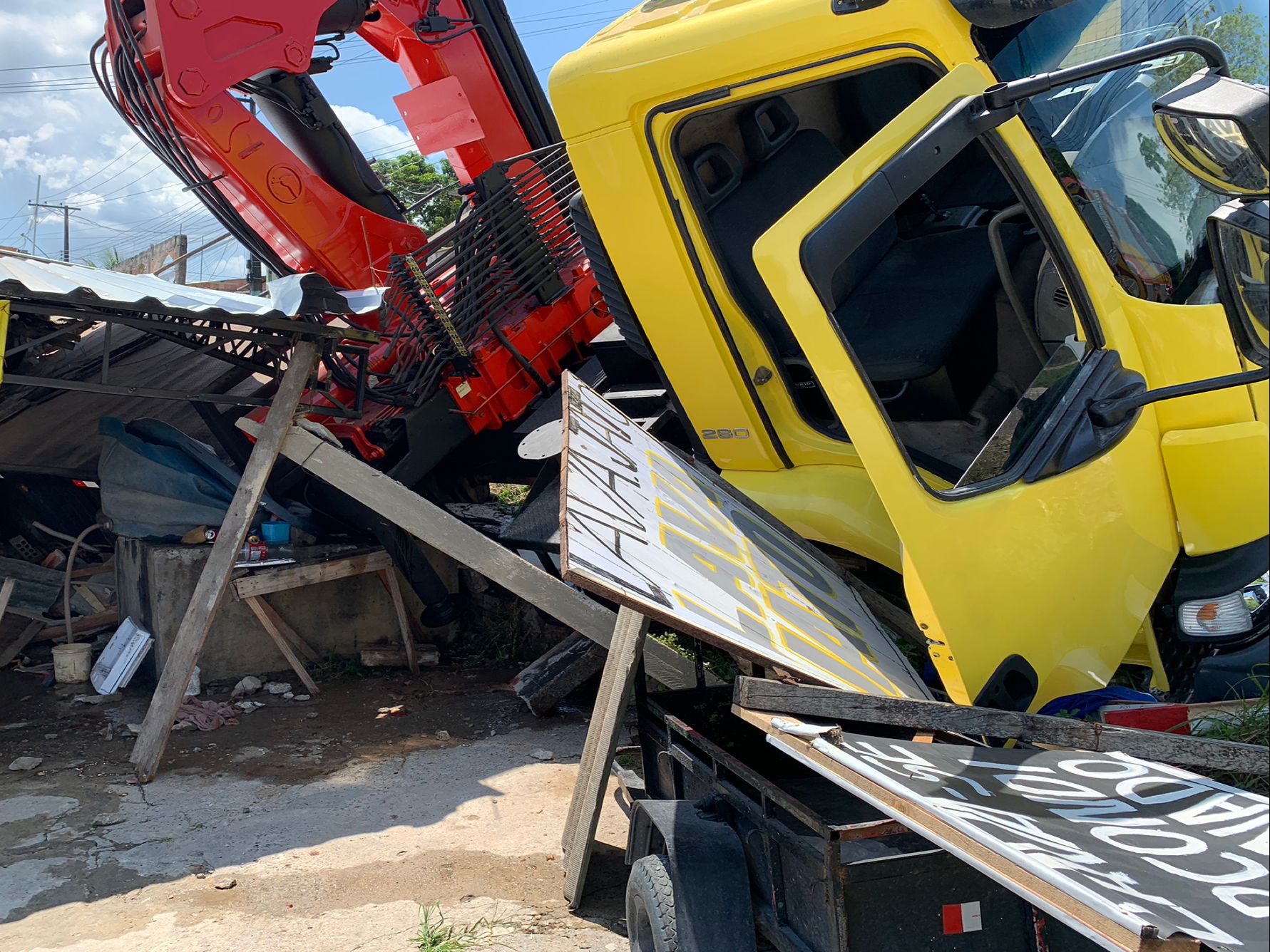 Mulher morre esmagada por caminhão que invadiu mercadinho em Manaus