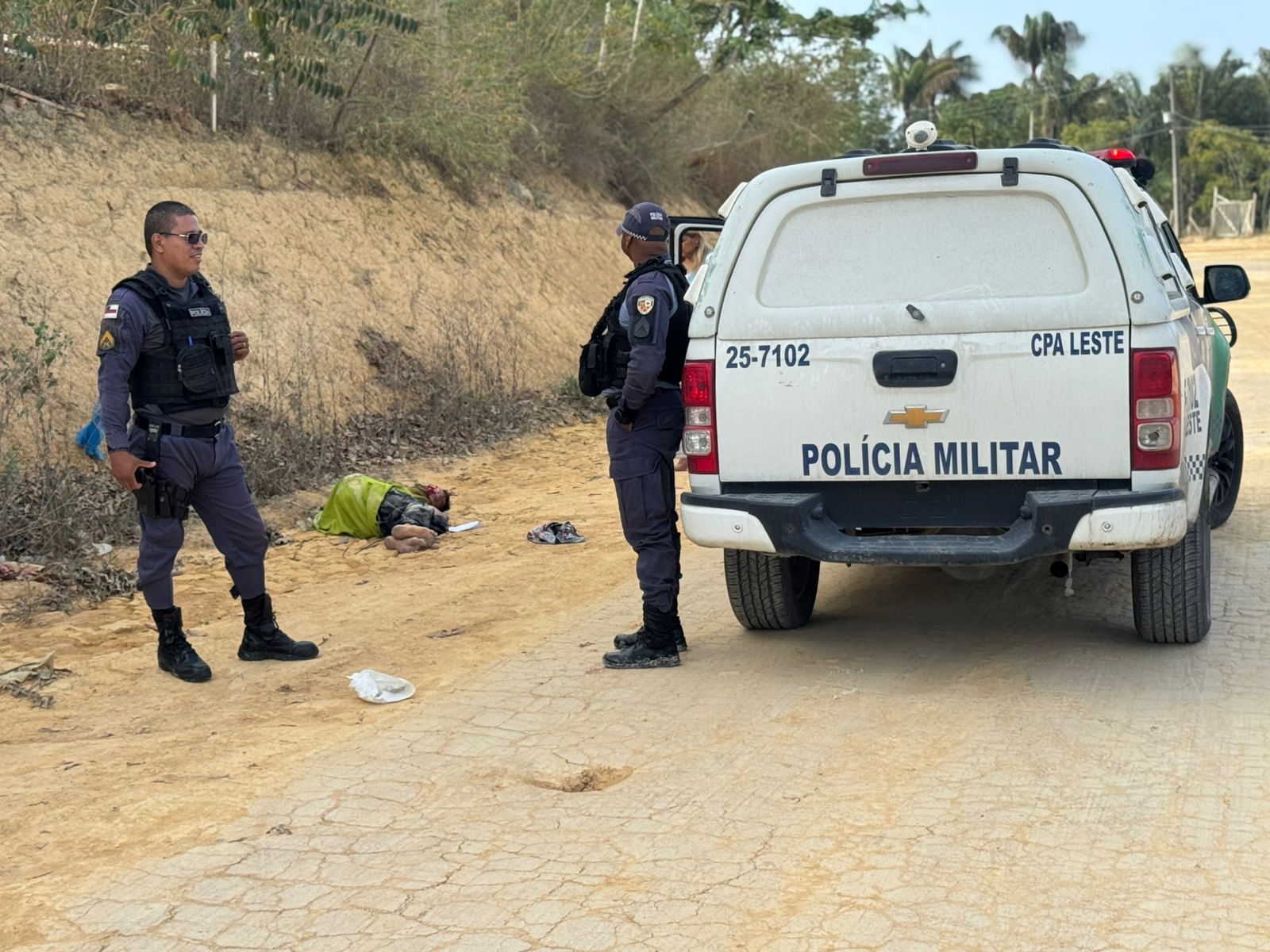 Corpo com rosto desfigurado é encontrado ao lado de bilhete no ramal do Brasileirinho