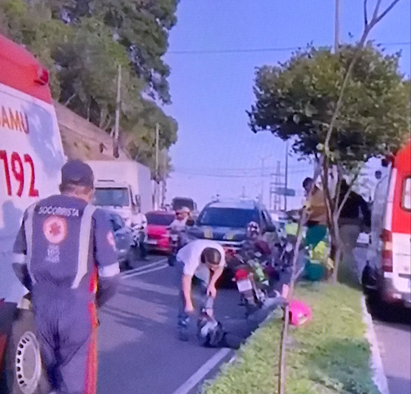 Motociclista e passageira ficam feridos após acidente com carro na faixa de pedestre na Rodrigo Otávio