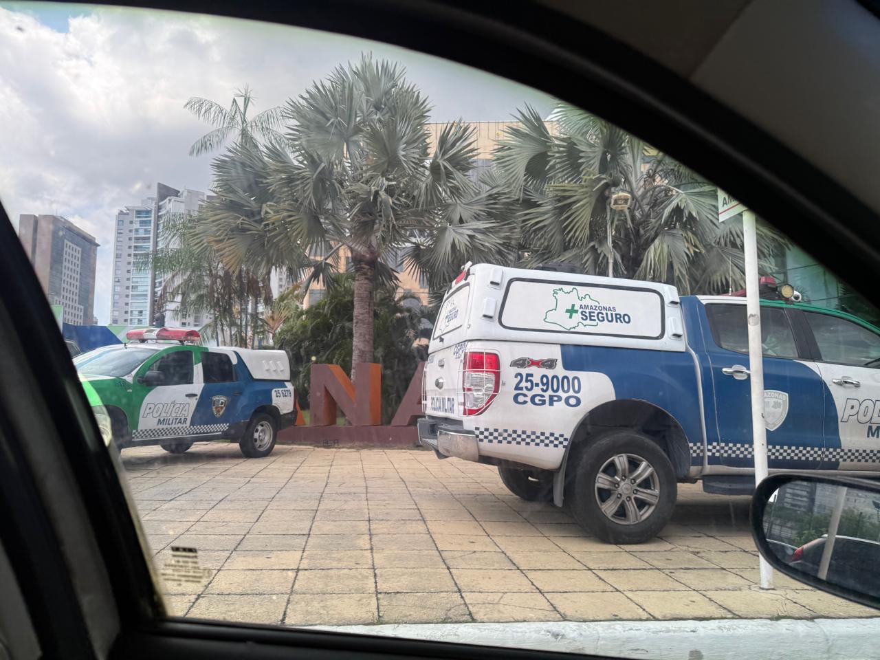 Criminosos roubam carro no estacionamento do Manauara após tiroteio