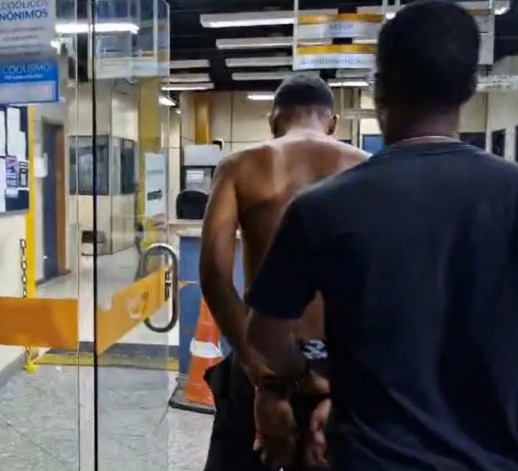 Adolescente golpeia homem na cabeça com pedaço de madeira após receber cant