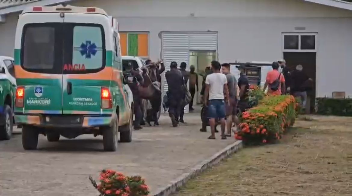 Corpos de piloto e passageiro de avião que caiu em Manicoré são levados para hospital